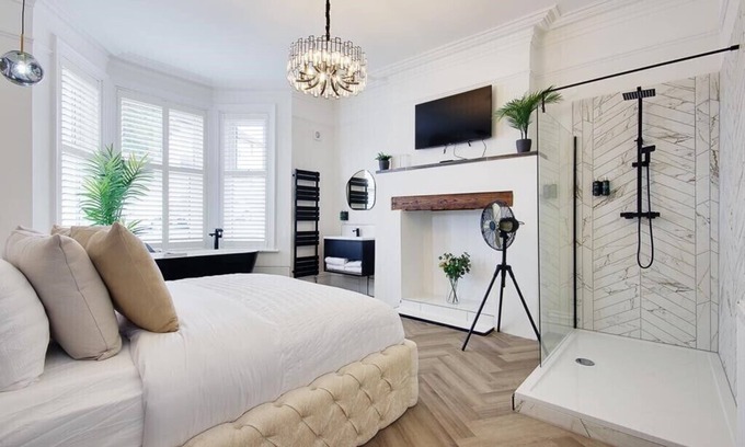 Westbourne Apartment | Top-Rated Beckett Suite with Private Bathroom & Kitchen