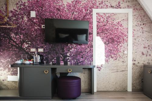 Valmadrera Hotel | Elegant Suites Rocopom - Lakefront Escape with Spa