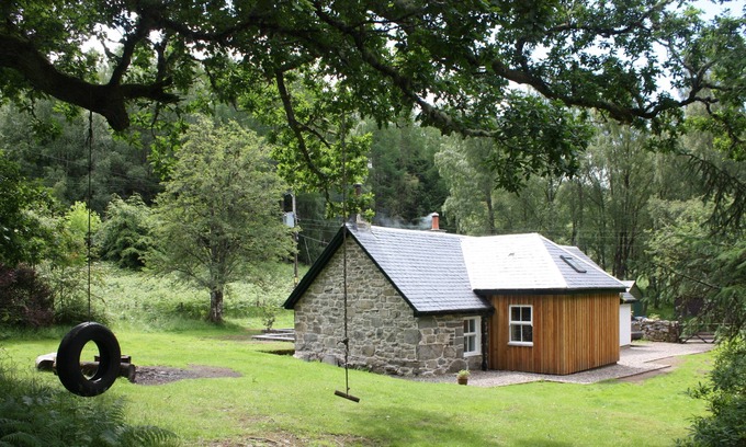 Foss Cottage | Exquisite Three Bedroom Cottage with Lake View at Loch Rannoch