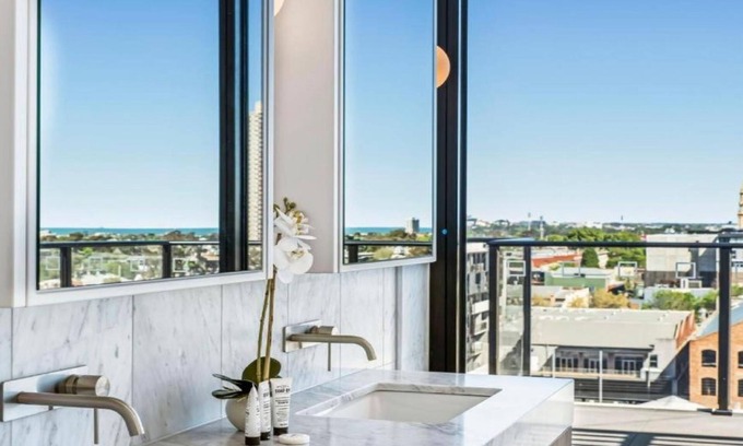 South Melbourne Apartment | Elegant Three Bedroom Penthouse with Bay and City Views