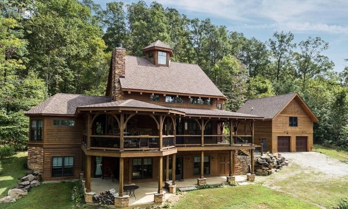 Cub Run House | Exquisite Timber Lake Lodge - Pool, Lake Views & Breakfast