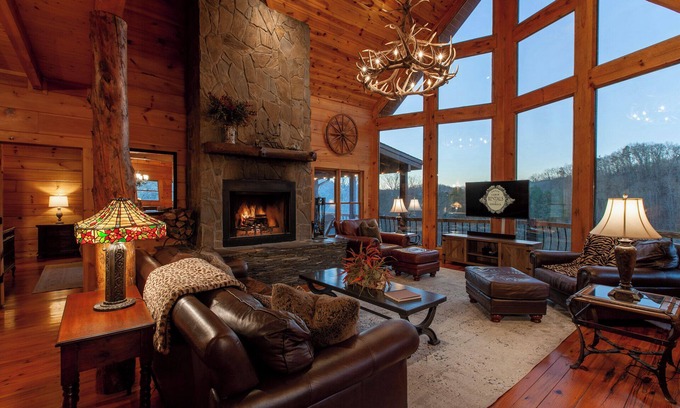 Blue Ridge Cabin | Fallen Timber Lodge: Ideal for Family Reunions and Retreats