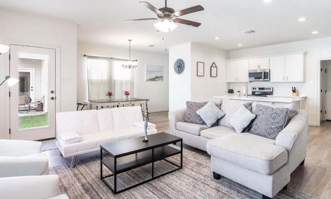 Highlands - Perkins House | Exceptional Townhome Steps from LSU Campus - 9.9/10 Rated
