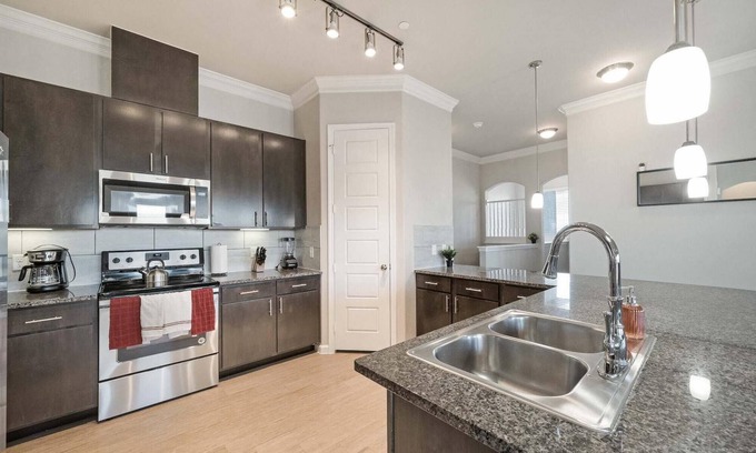 McNeil Apartment | Modern Townhome with Pool in North Austin - Evonify