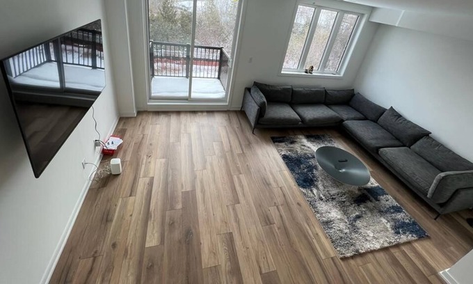 Barrie House | Elegant Townhouse in Barrie - Family and Pet Friendly Stay