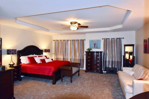 Cumming Apartment | Elegant Townhouse with Pool Near Halcyon - 4 Star Stay