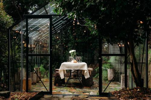 Kalorama House | Enchanting Treetop Escape with Garden Glasshouse Retreat