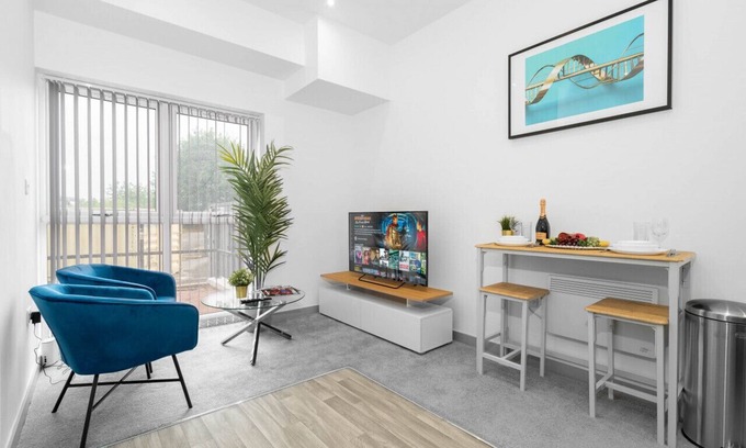 Brierley Hill Apartment | Elegant Twin Apartment with Spa & Breakfast in Brierley Hill