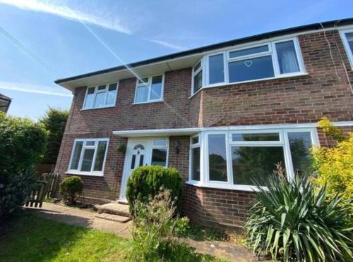 Farnham Apartment | Elegant Two Bed Deluxe Maisonette with Eco-Friendly Amenities