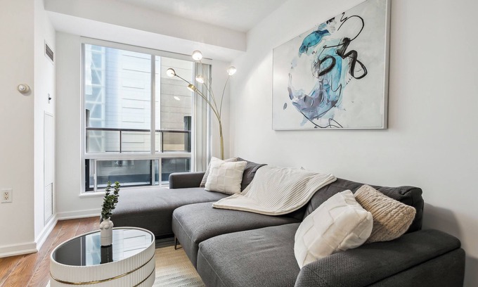 Yorkville Apartment | Luxury Unit 2bed2bath | 5guests| Yorkville