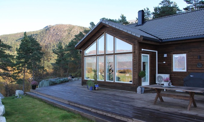 Kvinnherad House | Luxury vacation home in Norway on the fjord, incl. 9.9 hp motorboat, 4 bedrooms!