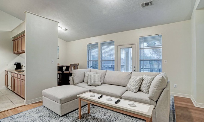 Clear Lake Shores Condo | Ideal Kemah Condo with Kitchen, Steps from Dining & Fun