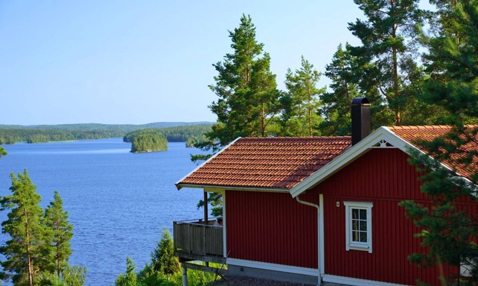Arjang House | Idyllic Lakeview Getaway with Hot Tub & Ocean Access