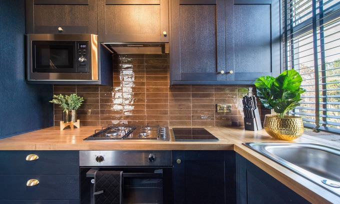 Leyton Apartment | Inviting 2-Bed Apartment in London with Family Amenities