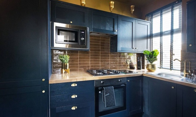Leyton Apartment | Indulgent Versace Retreat with Hot Tub and Pool Table