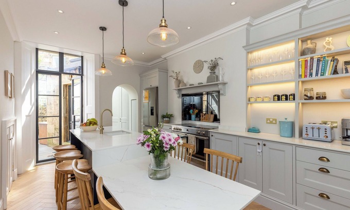 Gorgie House | Elegant Victorian Townhouse Steps from Edinburgh's Heart