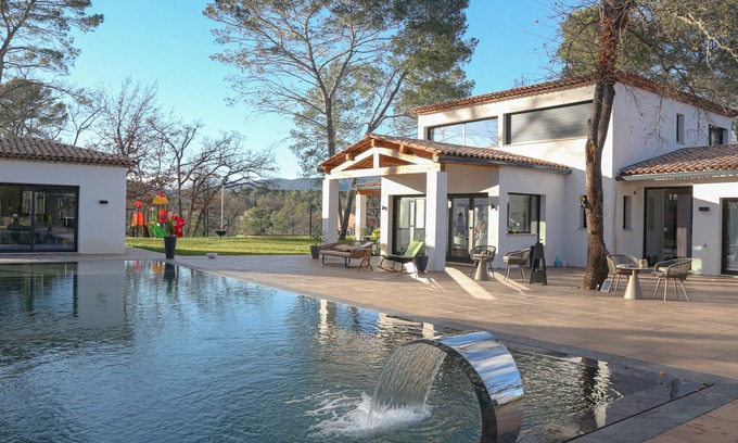 Saint-Paul-en-Foret Villa | Elegant Villa-la Brise Provencale with Ocean View & Spa