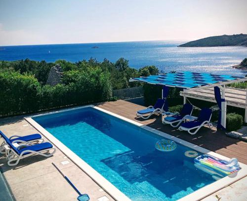 Vinisce Villa | Elegant Villa Šentada with Oceanfront Views and Pool