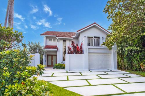 South Lake Villa | Elegant Villa Retreat in Hollywood Lakes Near the Beach
