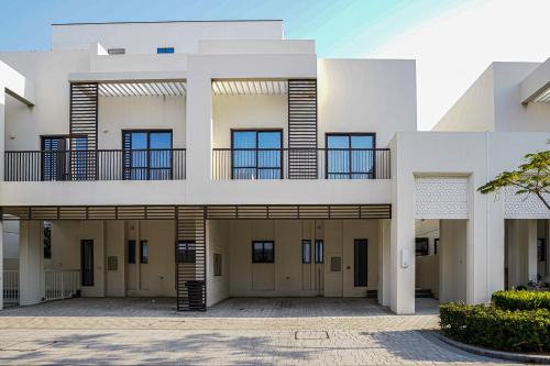 Al-Fujairah Villa | Oceanfront Villa with Private Beach and Pool, Rated 9.6