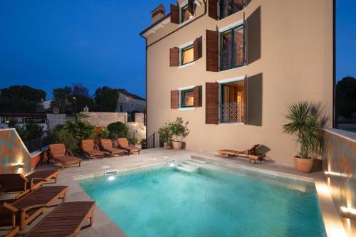Bale Villa | Indulge at Villa Casa Nova: Pool, Spa & Game Room Fun