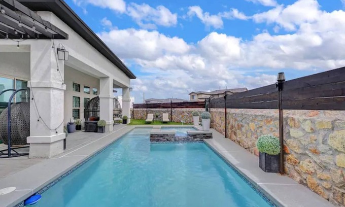Biggs Field Villa | Exceptional Casa Del Sol Villa with Private Pool & Kitchen