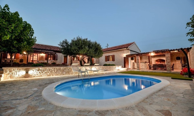 Lisicici Villa | Indulge in a Villa with Private Pool & Jacuzzi near Zadar