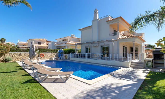 Sesmarias Villa | Elegant Villa in Albufeira with Oceanfront Heated Pool