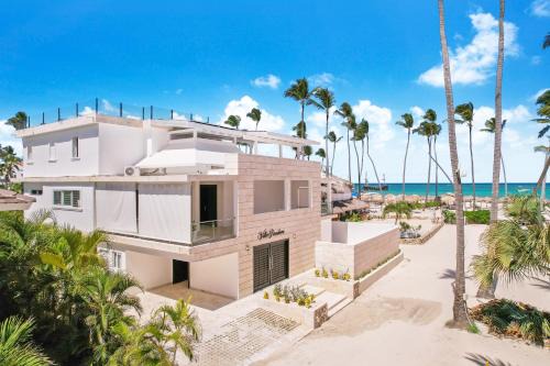 Bavaro Villa | Oceanfront Villa in Bávaro: A Beachside Retreat Awaits