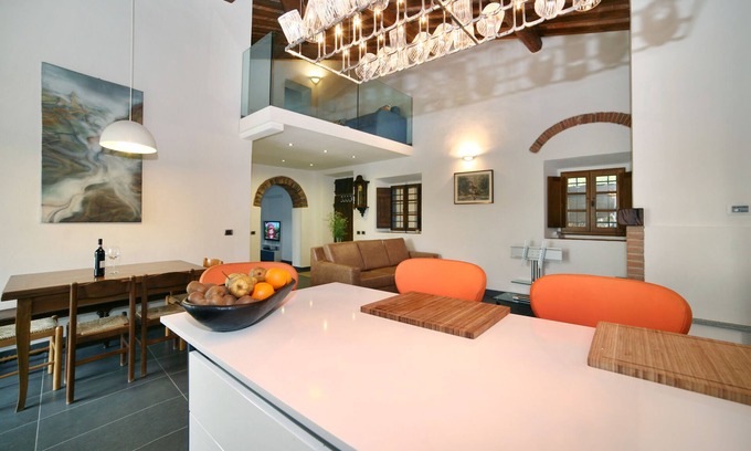 Florence Villa | Exquisite Villa Retreat in the Scenic Florentine Hills