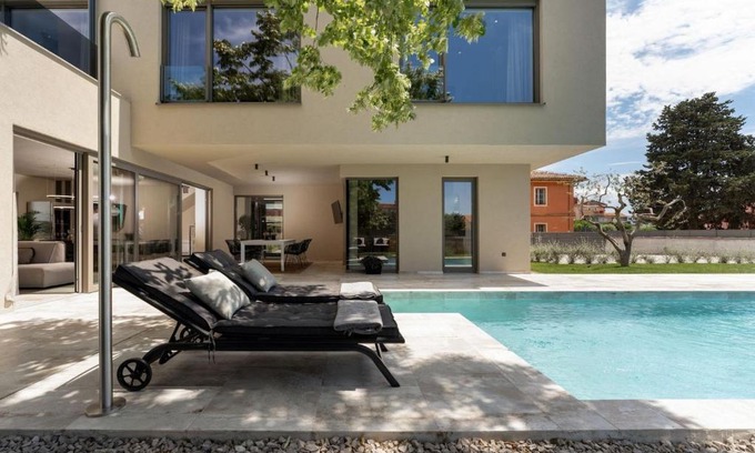 Novigrad Villa | Elegant Villa Lipa Tree with Pool and Hot Tub in Novigrad