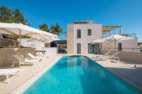 Milna (Brac) Villa | Enchanting Villa Lucice View with Oceanfront Pool Access