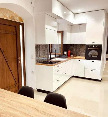 Nipidhitos Apartment | Elegant Villa Nipiditos: Oceanfront Retreat with Hot Tub