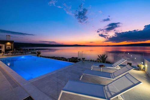 Novigrad Villa | Elegant Villa Novita with Pool & Oceanfront Views