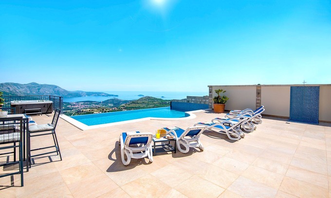 Zavala Villa | Guest Rated 10/10 Villa Olive with Infinity Pool & Spa