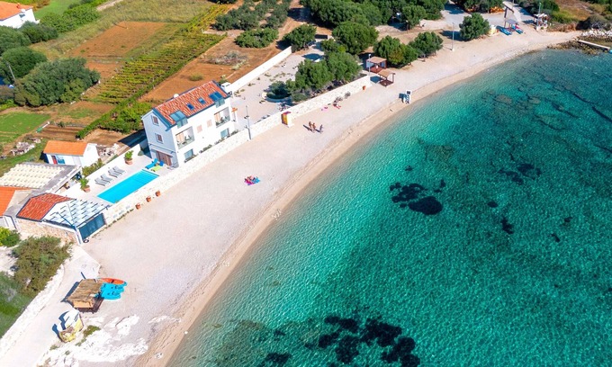 Prizba Villa | Beachfront Villa with Pool and Spa - Guest Rated 10/10