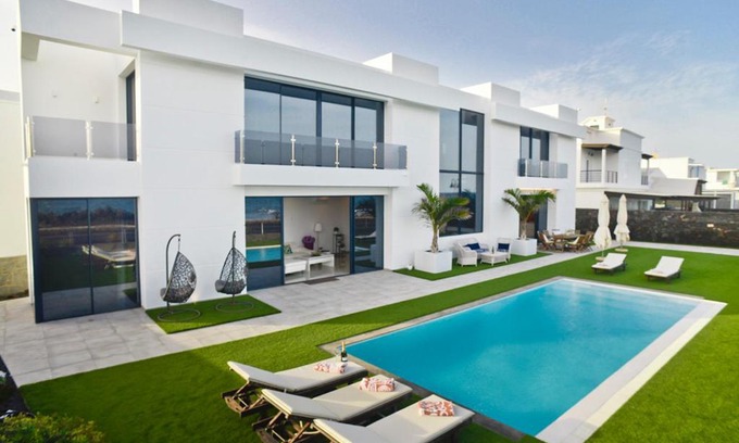 Punta Mujeres Villa | Premium Villa Punta Mujeres with Oceanfront Pool Access