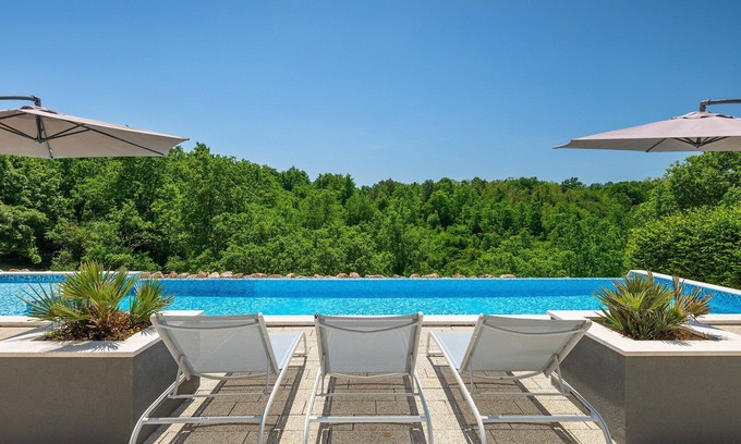 Jadruhi Villa | Elegant Villa Queen B with Private Pool for Memorable Stays