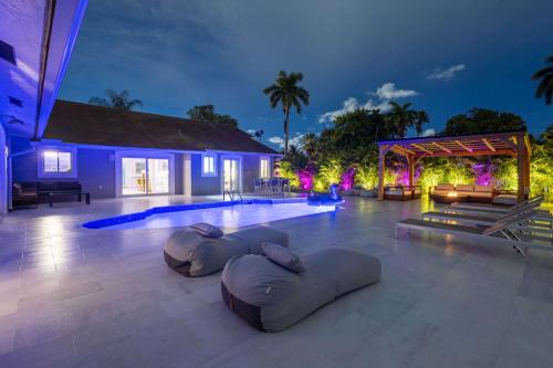 Golden Glades House | Luxury Villa Serena Heated Pool 15 min to Beach