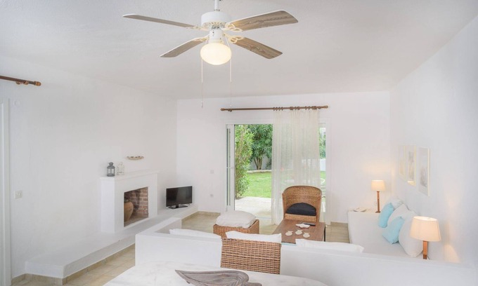 Kanapitsa Villa | Discover Dyo Suite at Luxury Villa Skiathos, Vromolimnos