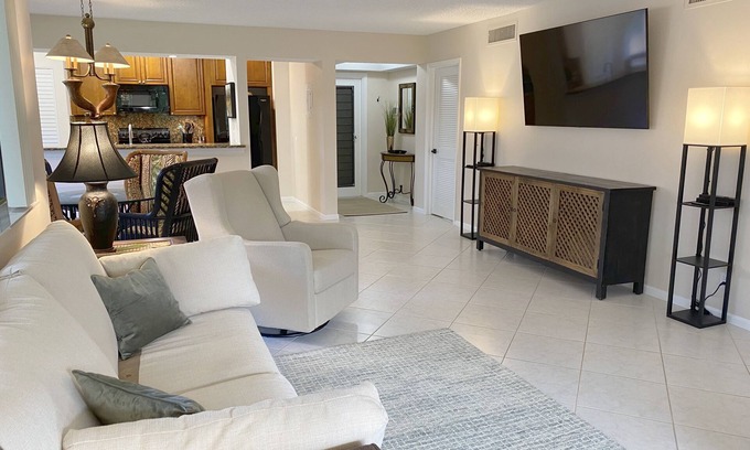 Hunt Club Condo | Indulge in a PGA Villa with Pool & Ocean Views