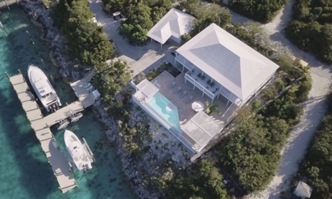Staniel Cay Villa | Premier Villa with Swim Up Pool Bar & Outdoor Kitchen