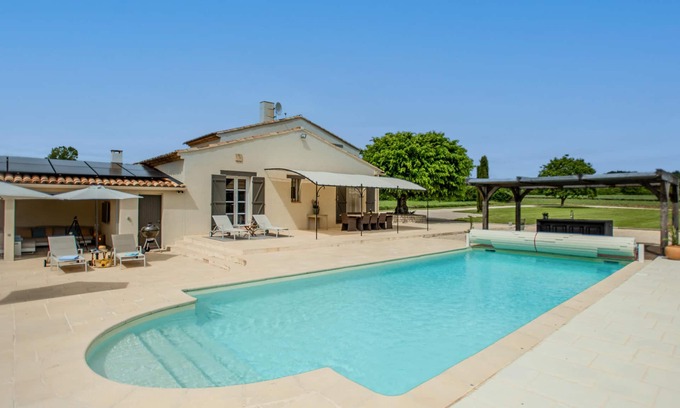 Sault Villa | Luxury villa with a large pool, tennis and sauna