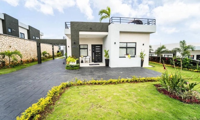 Ocho Rios Villa | Premium Villa with Rooftop, Backyard & Oceanfront Views