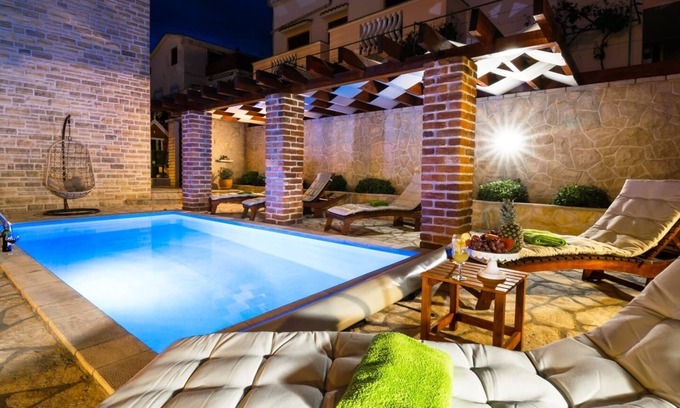 Novigrad House | Exquisite Villa with Pool and Ocean Views in Novigrad
