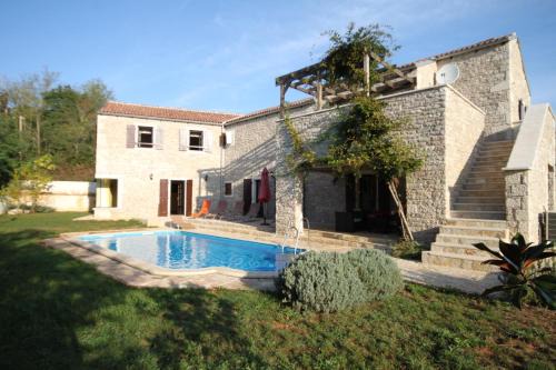 Kircija Villa | Elegant Villa in Skrapi with Pool & Pet-Friendly Amenities