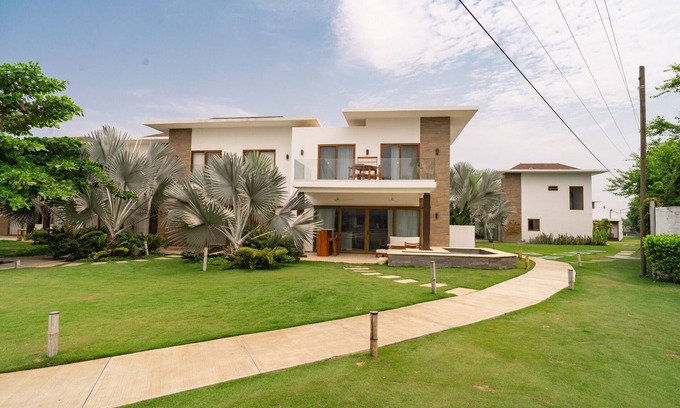 Monterrico Villa | Luxury Villa with Jacuzzi