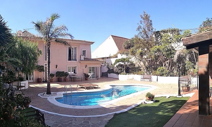 Radazul Villa | Luxury villa with pool and full gym 500m from the beach and marina