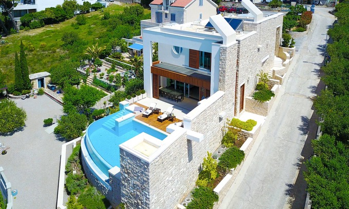 Brela Villa | Indulge in Brela's Infinity Pool Villa with Ocean Views