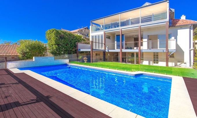 Mosman House | Inviting Balmoral Bluewater: Steps From the Beach